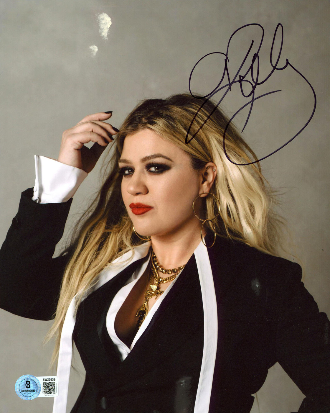Kelly Clarkson Authentic Signed 8x10 Vertical Photo BAS #BW20638