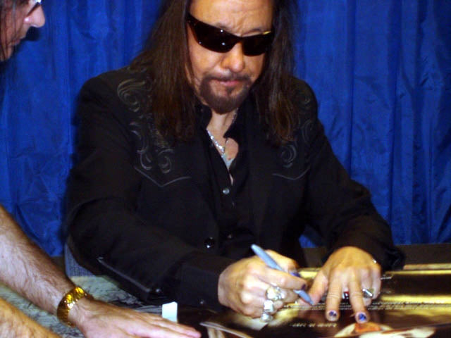 KISS Ace Frehley Signed Custom Graphics Photo Guitar ACOA