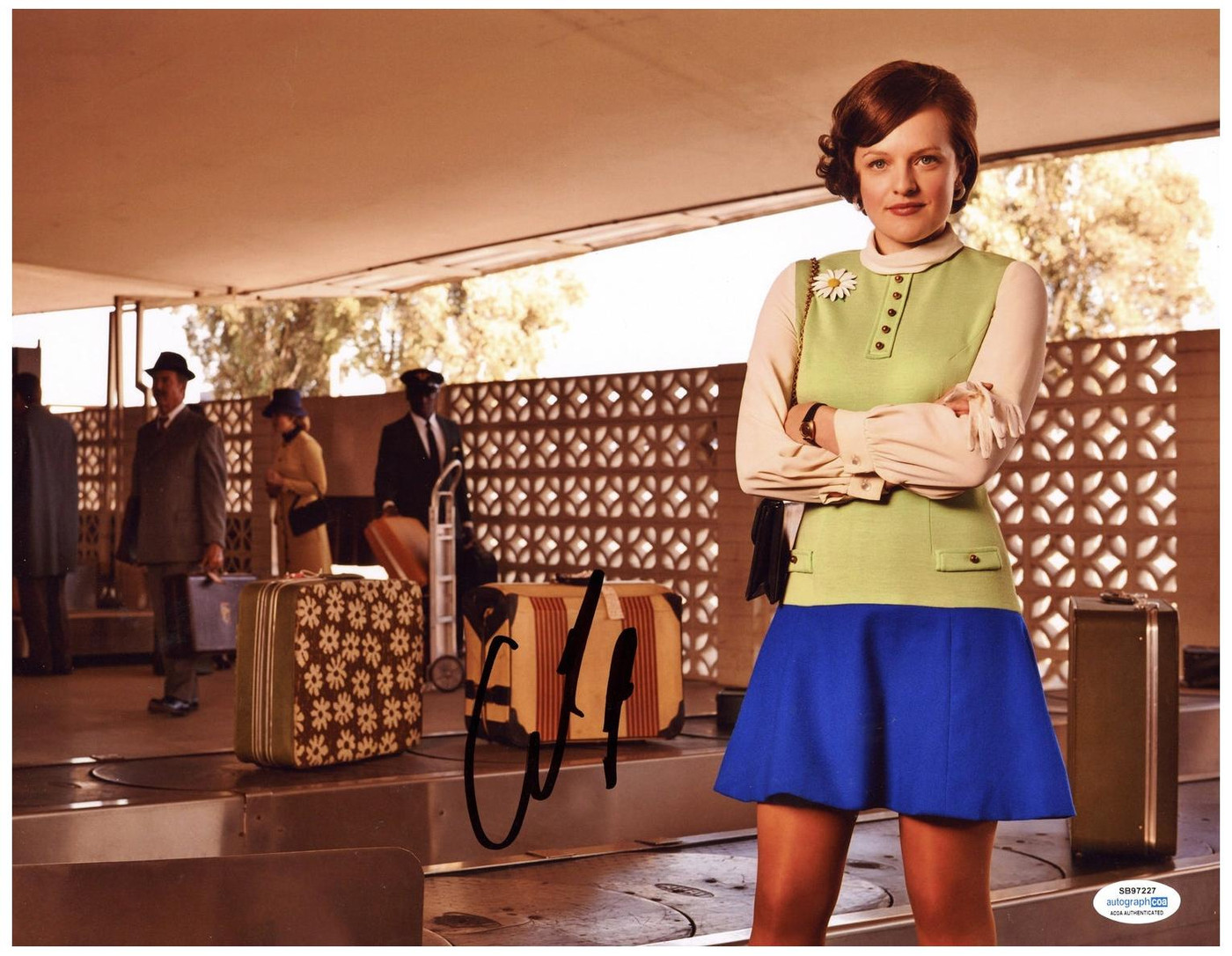 Elisabeth Moss Signed Autographed 11x14 Photo Madmen ACOA