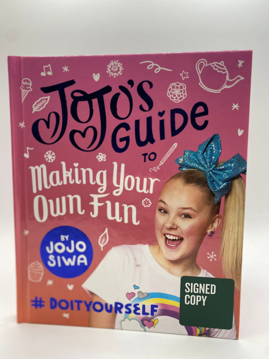 ジョジョ・シワ直筆サイン入り写真…JoJo Siwa…ダンサー…YouTuber 17歳で14億円稼ぐ超セレブYouTuberがカミングアウト！ ジョジョ
