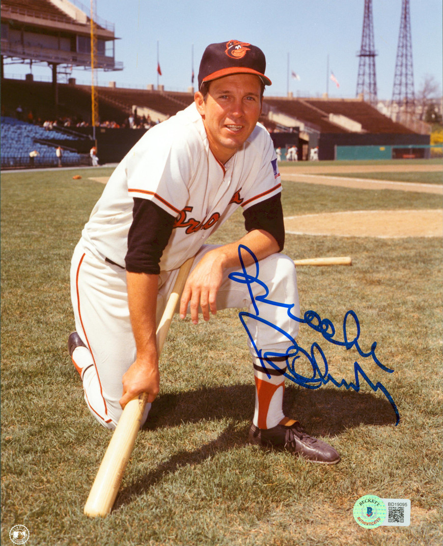 Orioles Brooks Robinson Signed 8x10 Vertical Kneeling Photo w