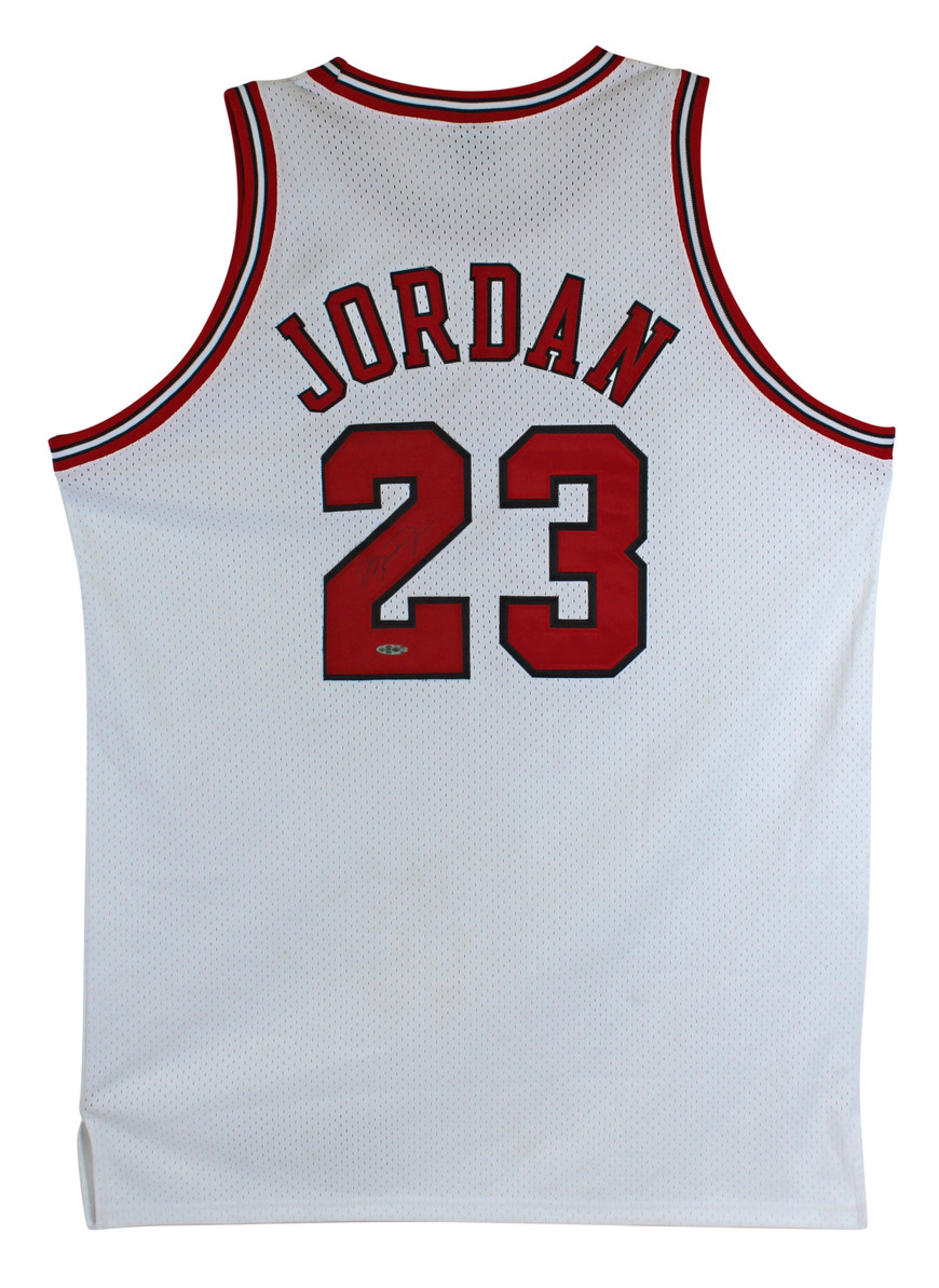 Bulls Michael Jordan Authentic Signed White Nike Size 50 Jersey