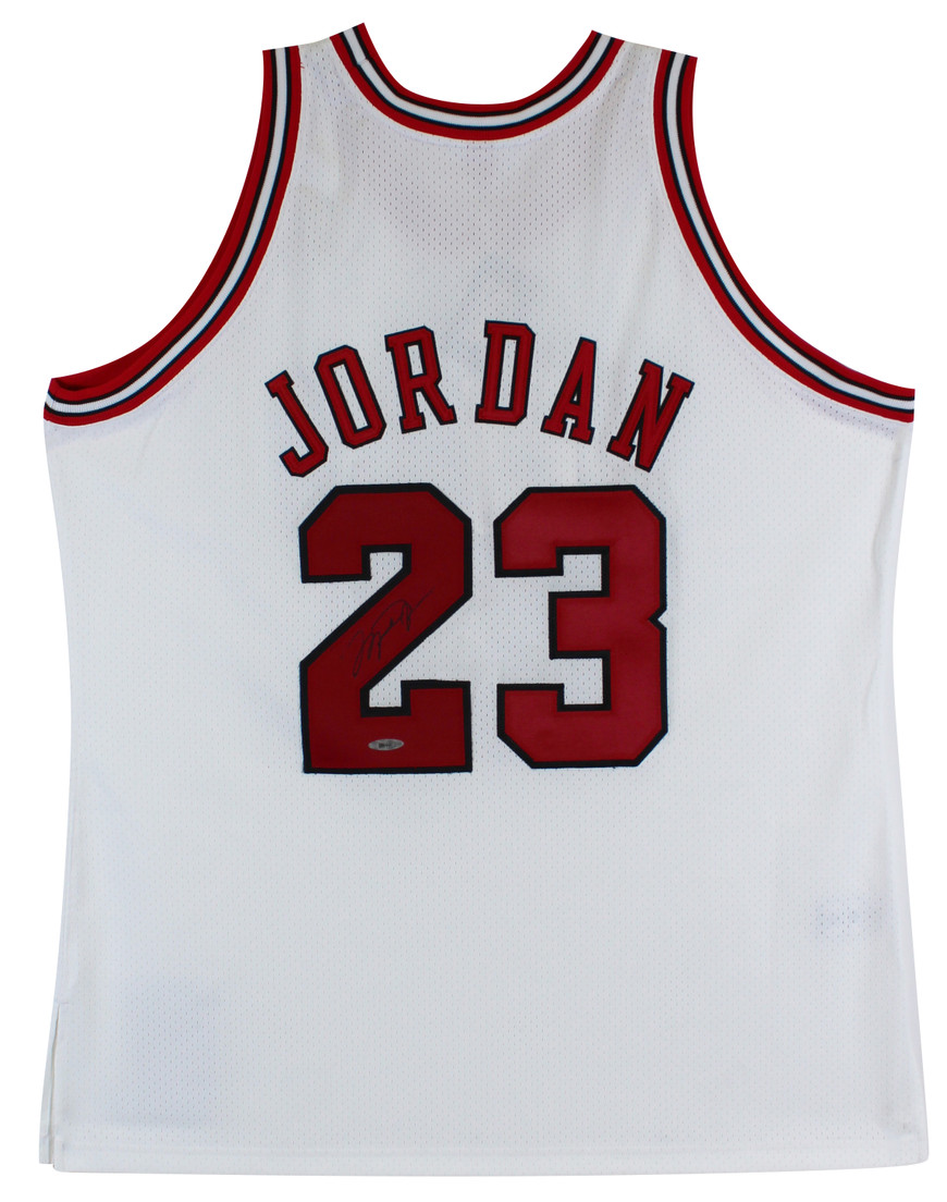 Bulls Michael Jordan Authentic Signed White 1997-98 Nike Jersey