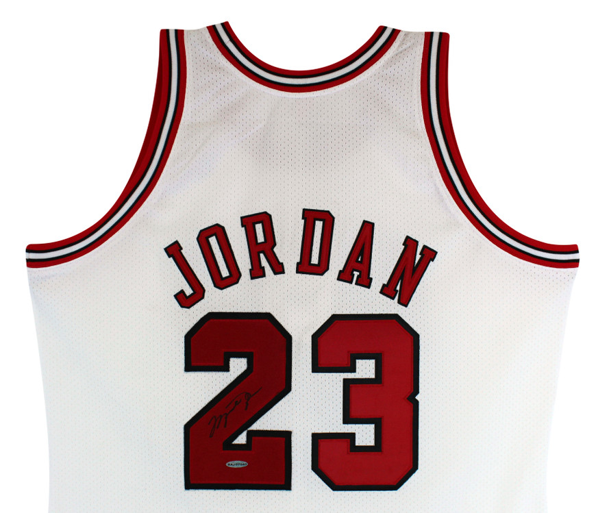 Bulls Michael Jordan Signed 97-98 White Nike HWC Authentic Jersey