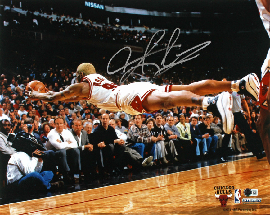 BULLS RODMAN サイン入りユニフォーム　鑑定書つき　ロッドマン　ブルズ Bulls Dennis Rodman Authentic Signed 16x20 Horizontal Diving Photo