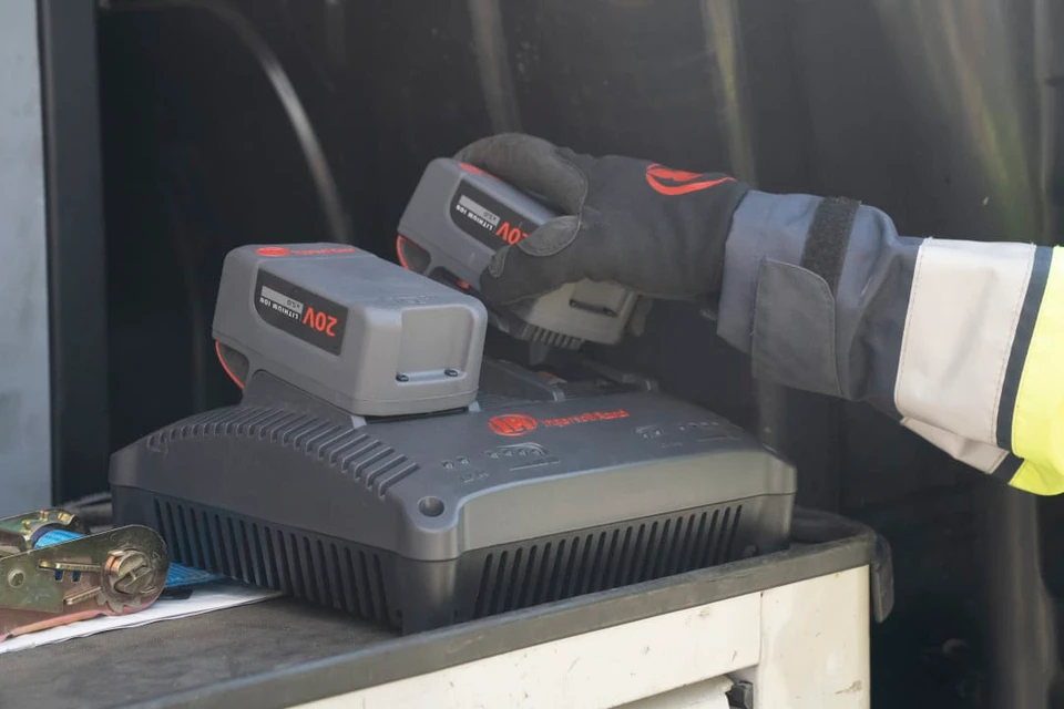 Ingersoll Rand Ingersoll Rand Cordless Torque-Limited Kit | W9691TL-K4 | 2200 (ft-lbs) Torque | 1" Square Drive