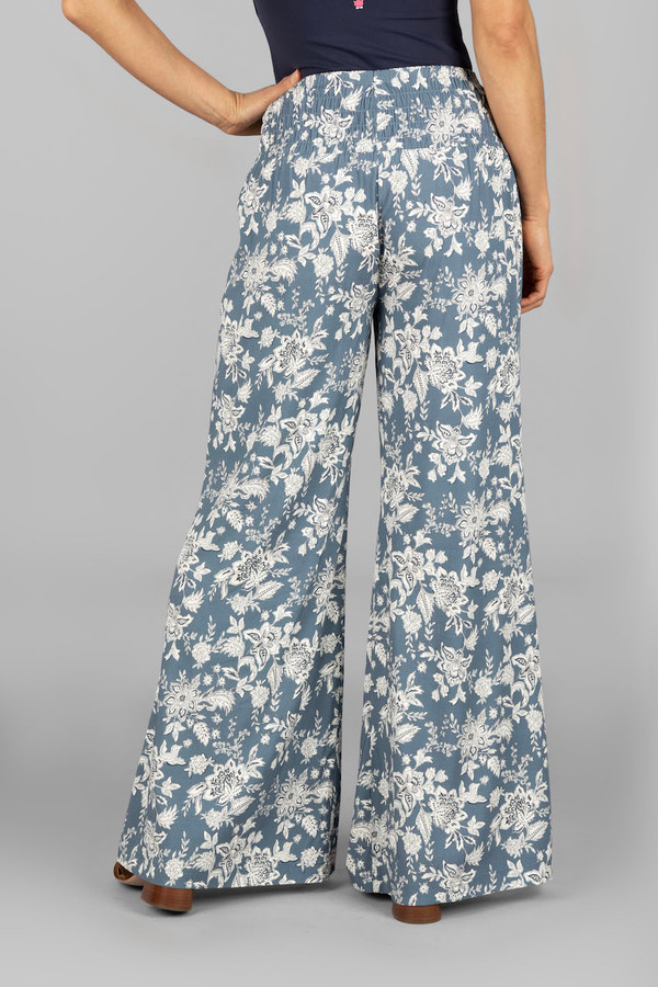 https://cdn11.bigcommerce.com/s-14045/images/stencil/700x900/products/1907/16139/011210_provence_floral_portofino_pant_-_back_view__48694.1709269677.jpg?c=2