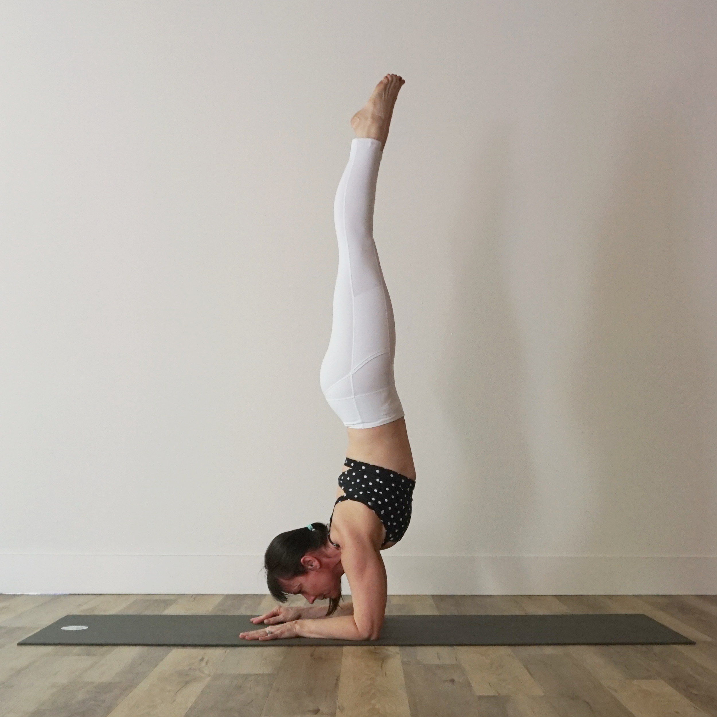 Flexible woman standing in dancing shiva yoga pose Stock Photo - Alamy