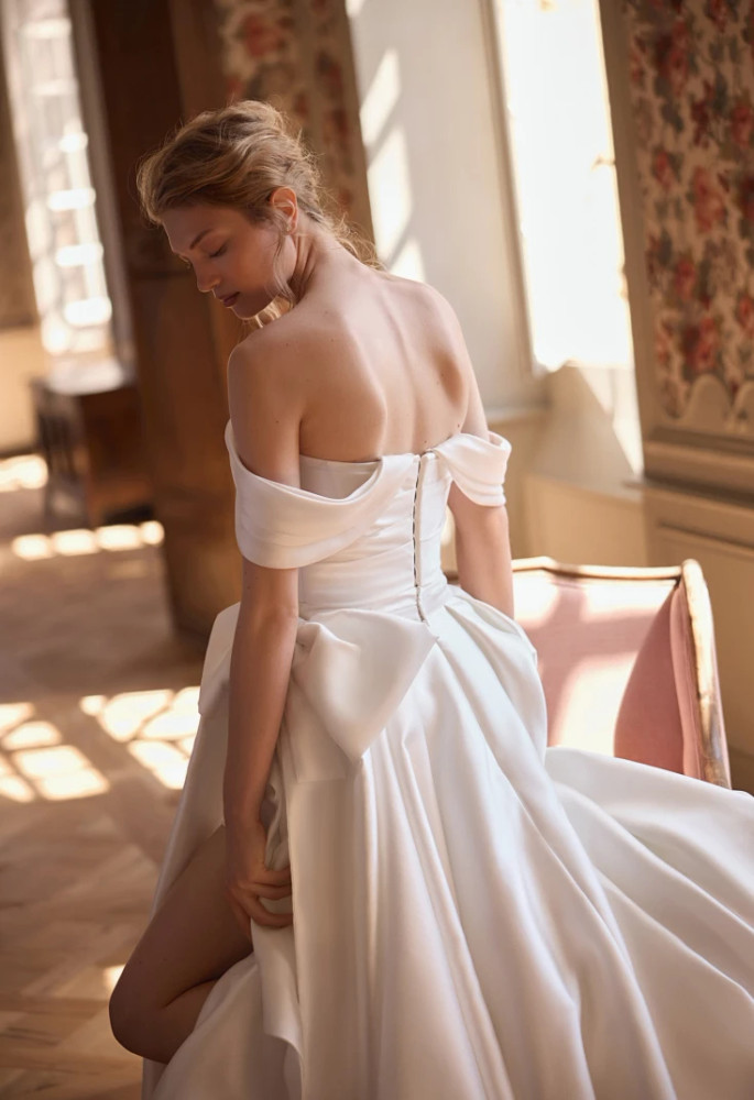 Brietta Mini / Reception Wedding Gown By Pollardi Bridal Daria Karlozi (Dress & Skirt)(Overlay skirt $1200)