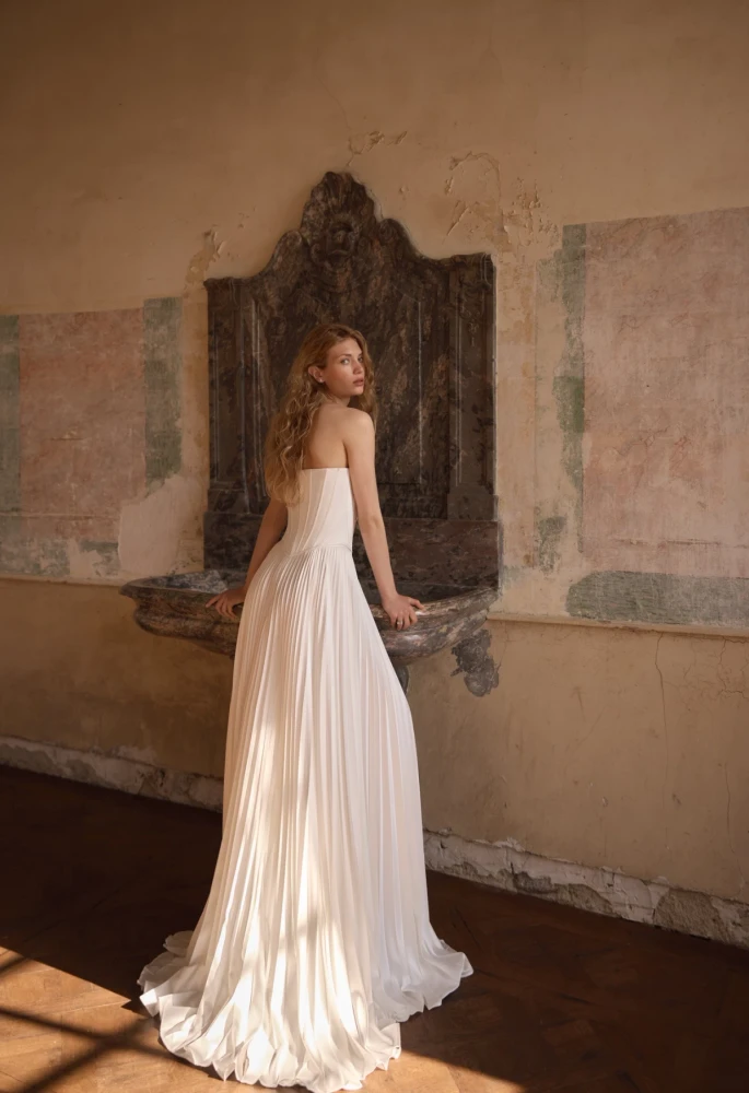 Tiare Satin (corset + skirt) Wedding Gown By Daria Karlozi by Pollardi Bridal (online only)