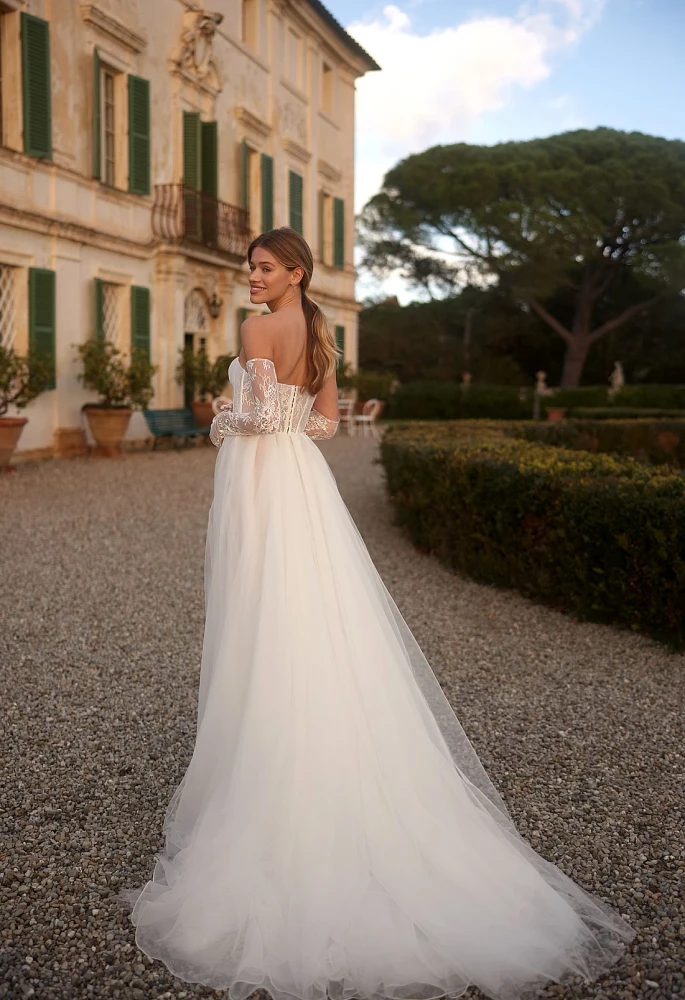 Soulful Wedding Gown By Daria Karlozi by Pollardi Bridal 