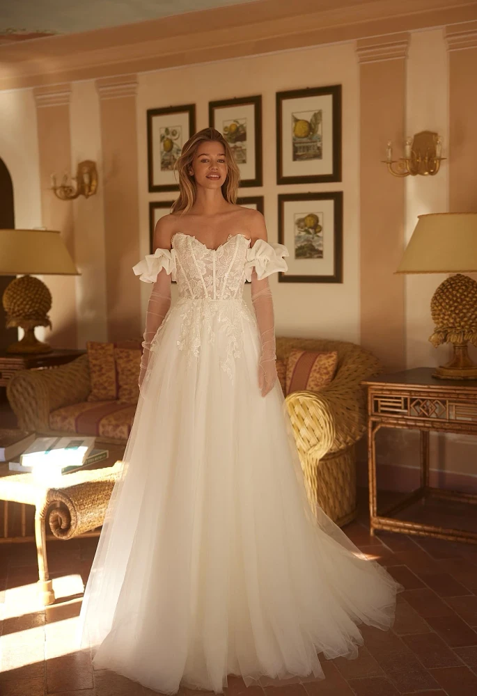 Melody of kiss Wedding Gown By Daria Karlozi by Pollardi Bridal 