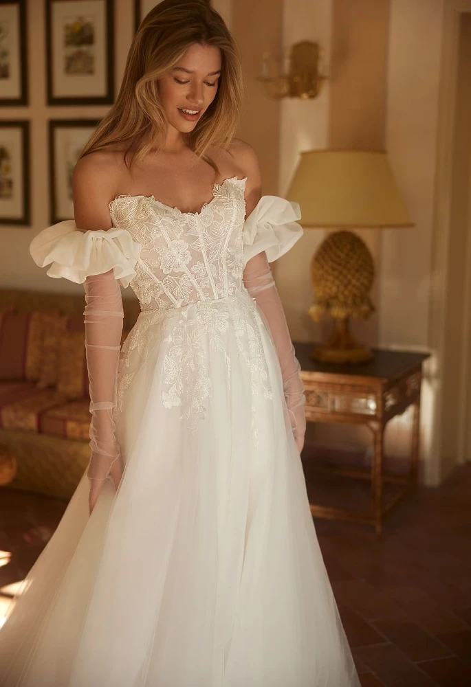 Melody of kiss Wedding Gown By Daria Karlozi by Pollardi Bridal 
