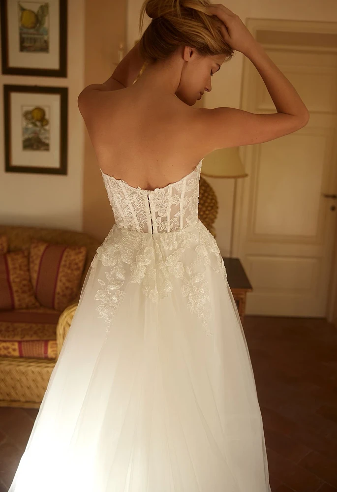 Melody of kiss Wedding Gown By Daria Karlozi by Pollardi Bridal 