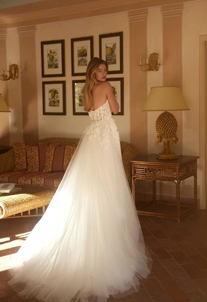 Melody of kiss Wedding Gown By Daria Karlozi by Pollardi Bridal 