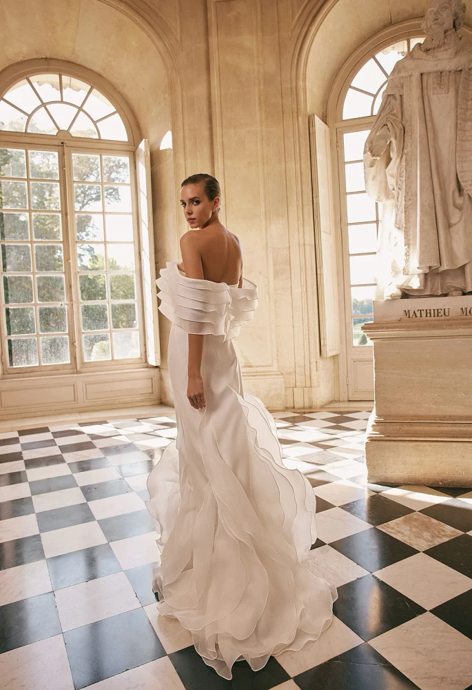 Leonossa Wedding Gown By Daria Karlozi by Pollardi Bridal 