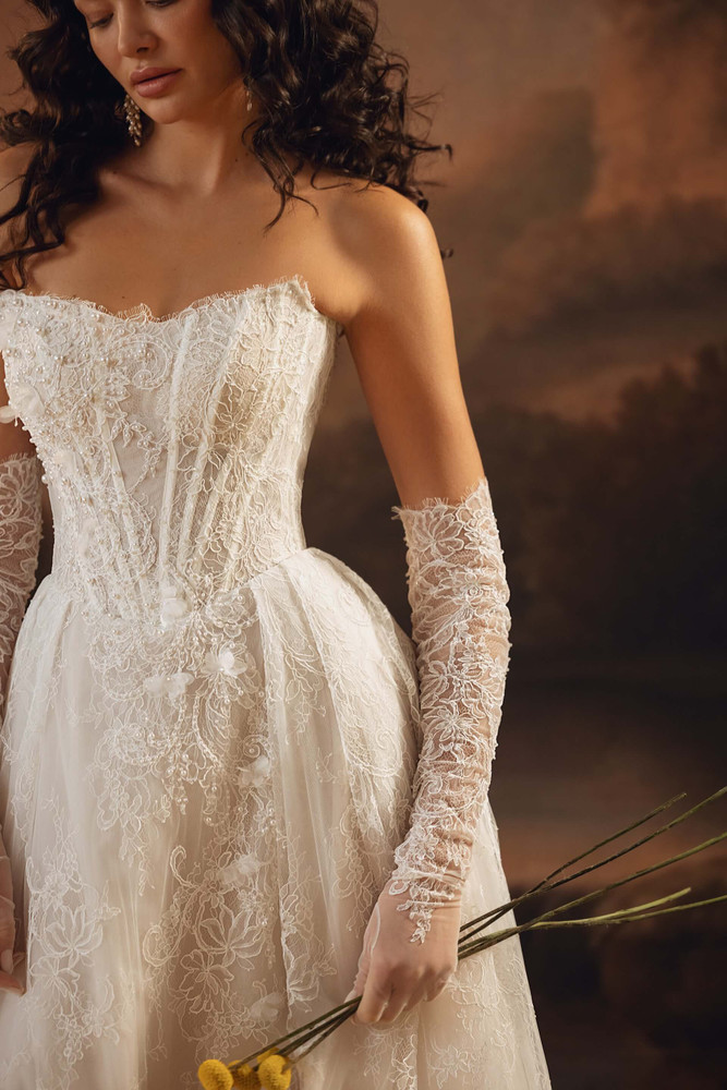 Lunara Wedding Dress by Anne Mariee ( online only) 