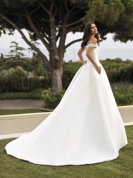 Rea by Pronovias ($3030-$3250)