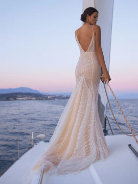 RIHANNA Wedding Dress by Pronovias Mermaid wedding dress with V-neck