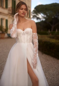 Soulful Wedding Gown By Daria Karlozi by Pollardi Bridal 