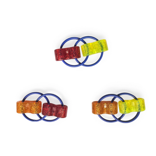 Endlessly flip the coloured pieces of Loopeez - Small around and around the dual axes of the rings. You won't believe how satisfying it is!