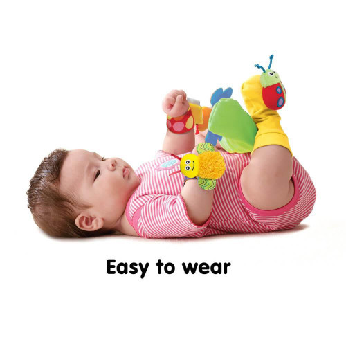 The Lamaze Gardenbug Foot Finder & Wrist Rattle Set is an engaging and developmentally beneficial toy designed to stimulate and entertain your baby.