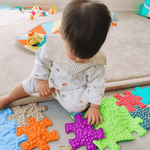 Muffik Tots Mini Sensory Playmat Set is great for use in preschools, baby gym classes and clinics to promote imaginative play, colour exploration and collaborative play.