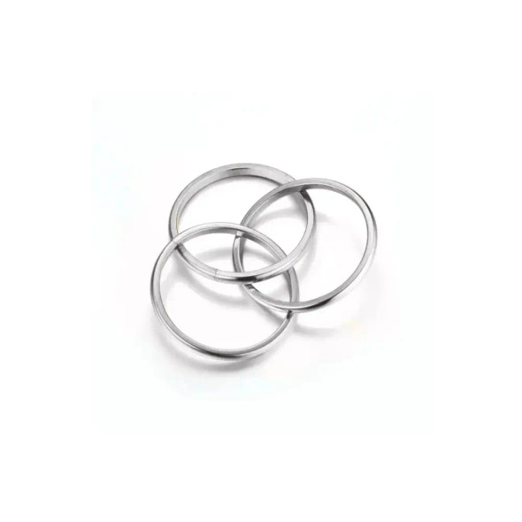 The Anxiety Triple Ring is a stunning piece of stainless steel jewellery that doubles as a calming and discreet fidget tool.