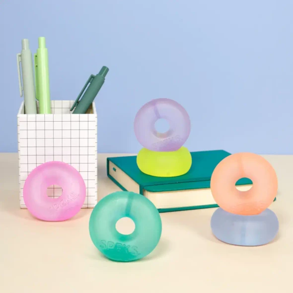 Squeeze, stretch and fidget with the SPEKS Gump Mini Loop Set, featuring 6 colourful memory-gel loops for quiet tactile sensory play.
