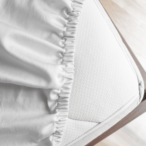 Brolly Waterproof Fitted Sheet - Single offers added protection to the bottom layers and mattress while providing a soft and comfortable sheet to sleep on.