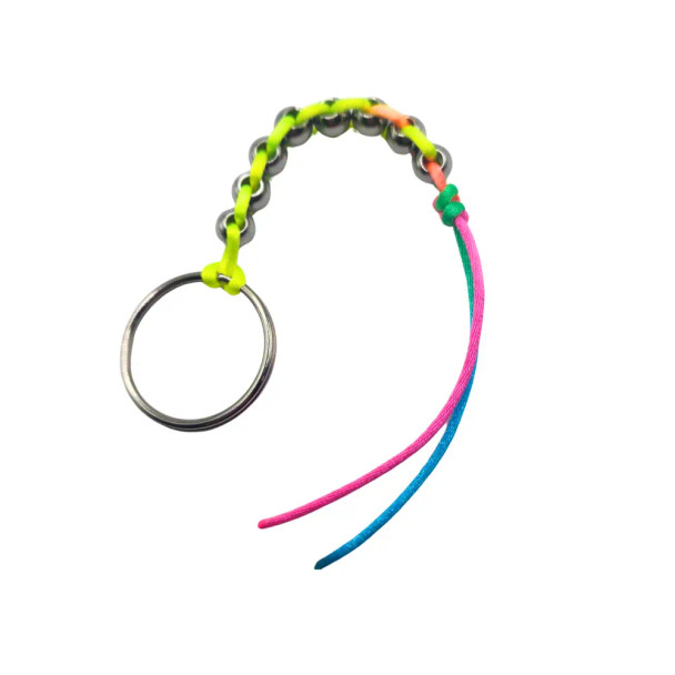 Dinky Things Fidgets - Metal Roller is a super star of the range consisting of smooth metal beads on a string that effortlessly glide along your fingers.