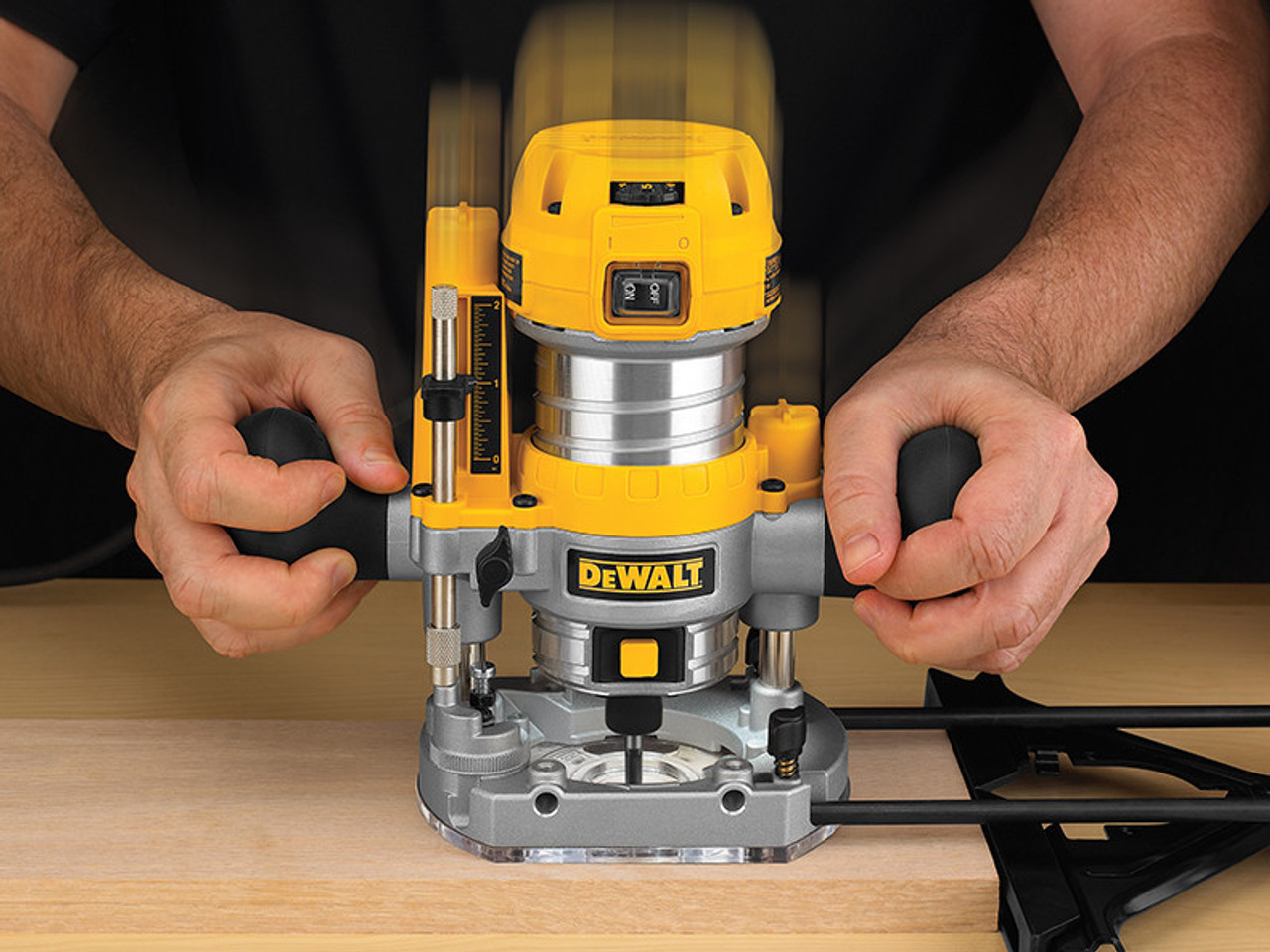 DeWALT D26203 1/4in Plunge Router Variable Speed 900W 110V