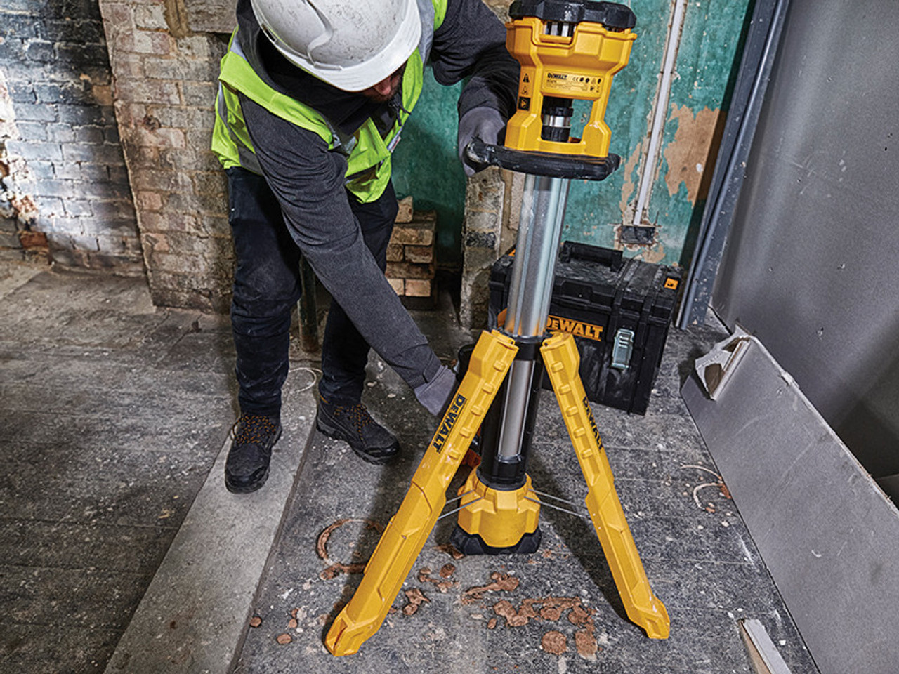 DeWALT DCL079 XR LED Tripod Light 18V Bare Unit