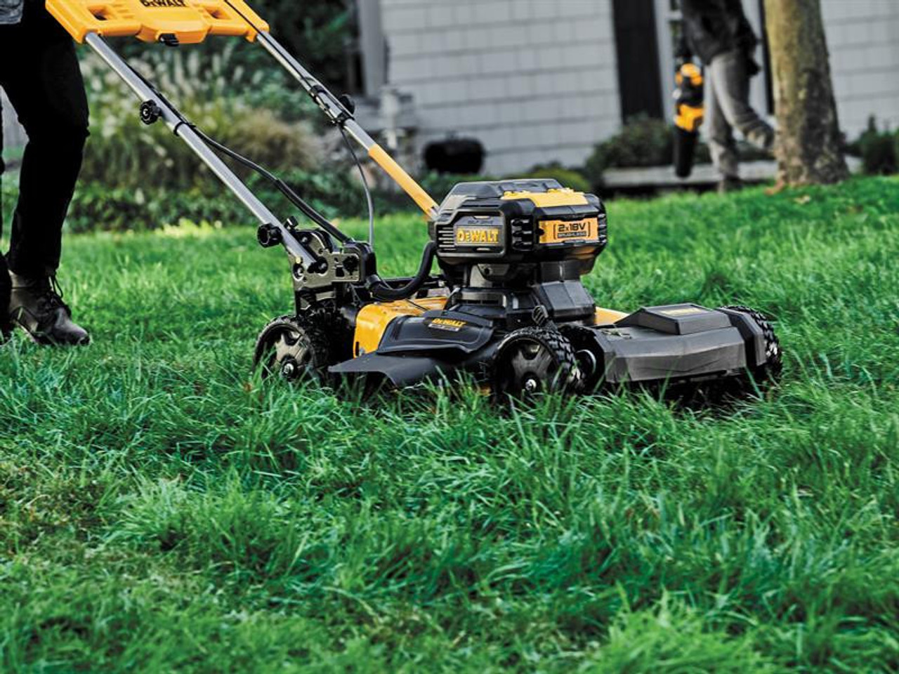 DeWALT DCMSP564N XR Brushless Self-Propelled Lawnmower 53cm 36V Bare Unit
