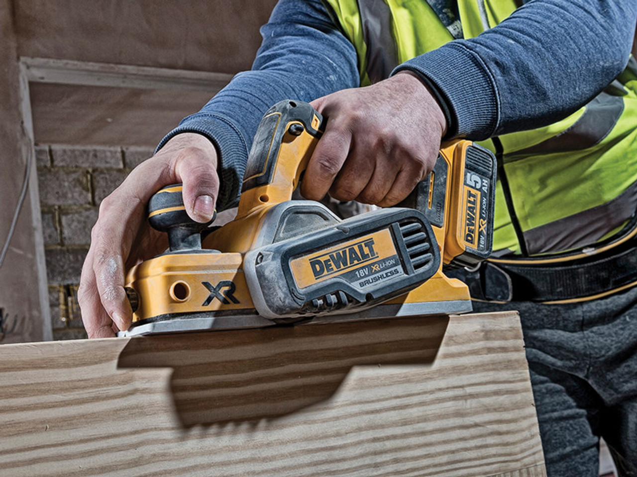DeWALT DCP580P2 XR Brushless Planer 18V 2 x 5.0Ah Li-ion