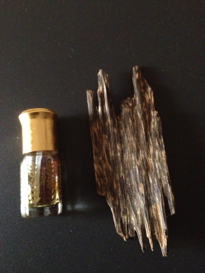 One and only combi: Royal Malaysia Aloeswood/Agarwood/Oud oil 1cc with 1 piece of its Super Oud chip