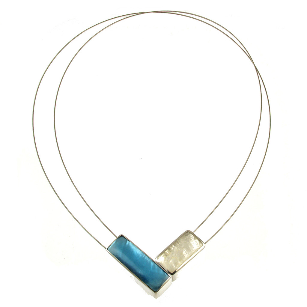 2033-27 - TWO TONE FRONT LOCK MAGNETIC PENDANT - 17" OCEAN WAVE/WHITE