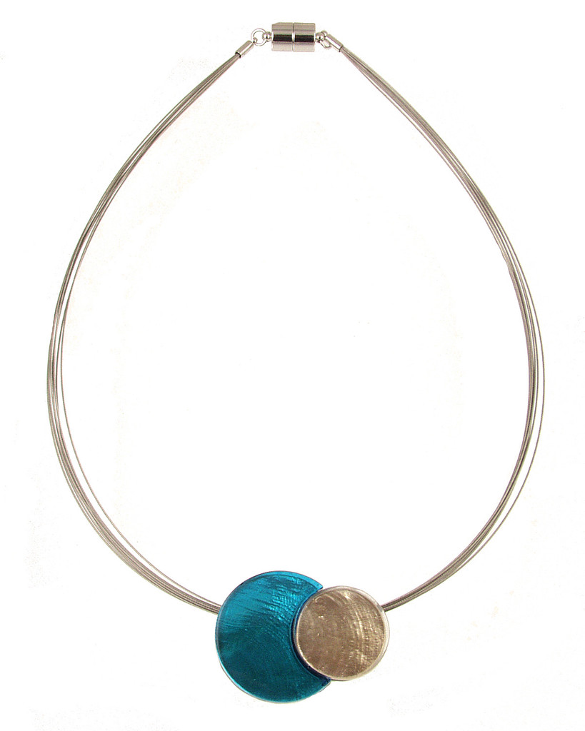 379-27 - TWO TONE RESIN PENDANT - OCEAN WAVE/WHITE 18"