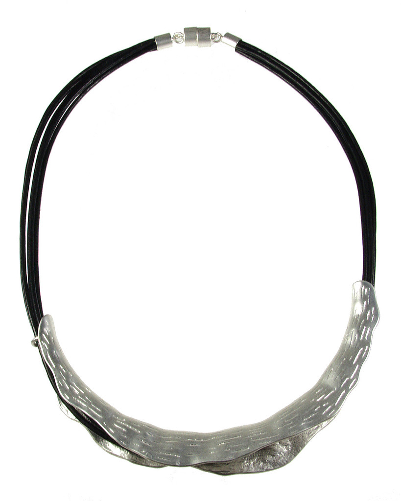 526-4 - MATTE SILVER/BLACK TWIST NECKLACE - 18"
