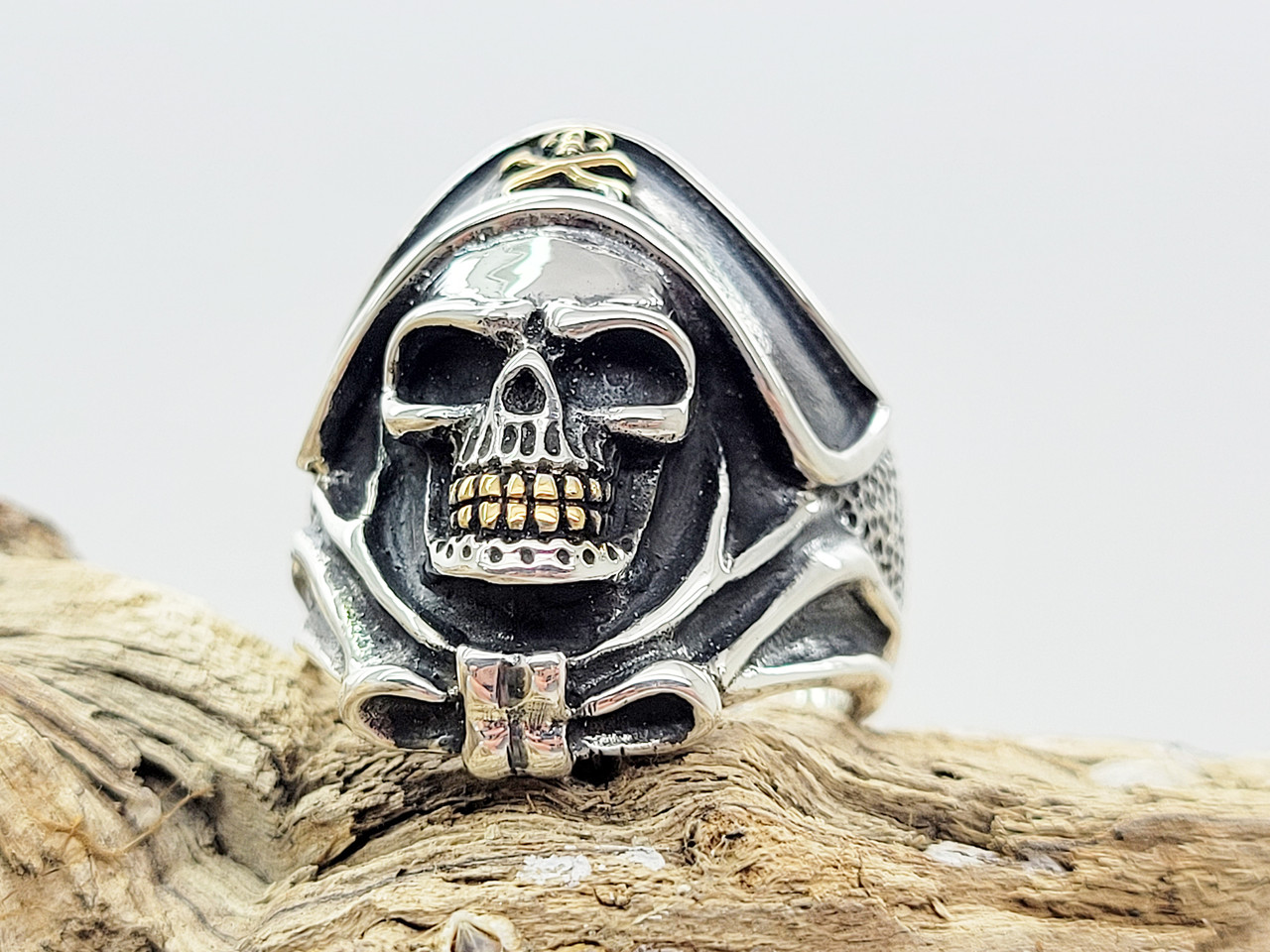 Skull and Crossbones Ring,2021 New Vintage Gothic Men 316L Stainless Steel Cross  Bones Skull Ring Punk Biker Ring Pirate Jewelry Gift for Men (Gold, 7) :  Amazon.ca: Clothing, Shoes & Accessories