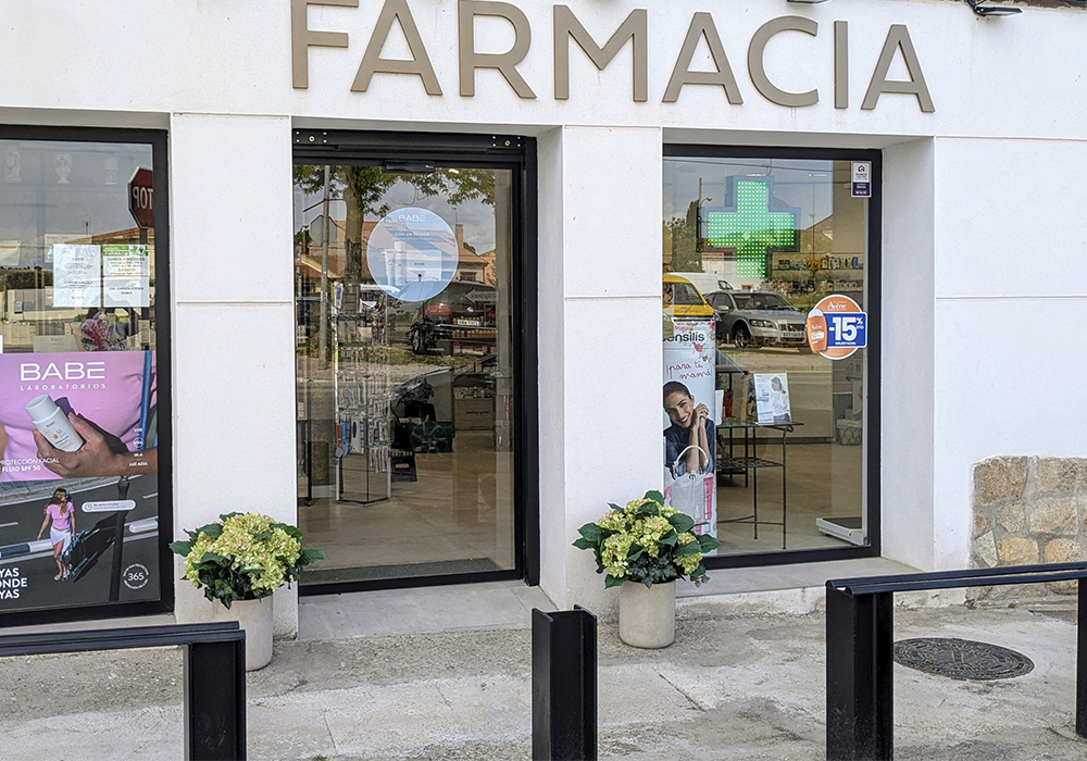 Interior de Farmacia Carmen Ortiz en Benacazón (Sevilla)