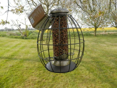 A squirrel proof bird feeder