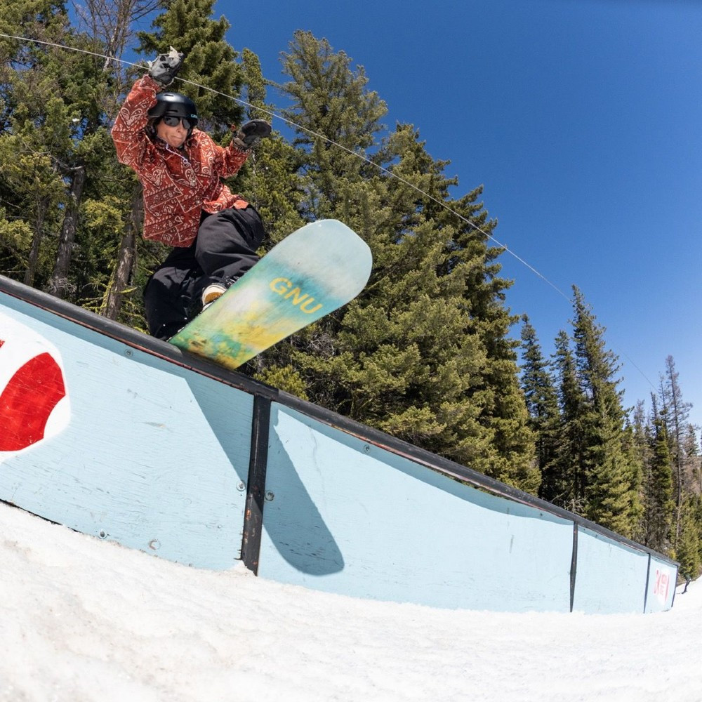 GNU Gloss Womens Snowboard 2026 | Corbetts Ski + Snowboard