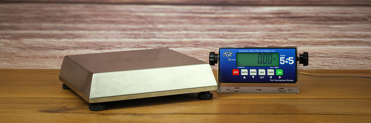 555's large backlit display showing weight lock feature