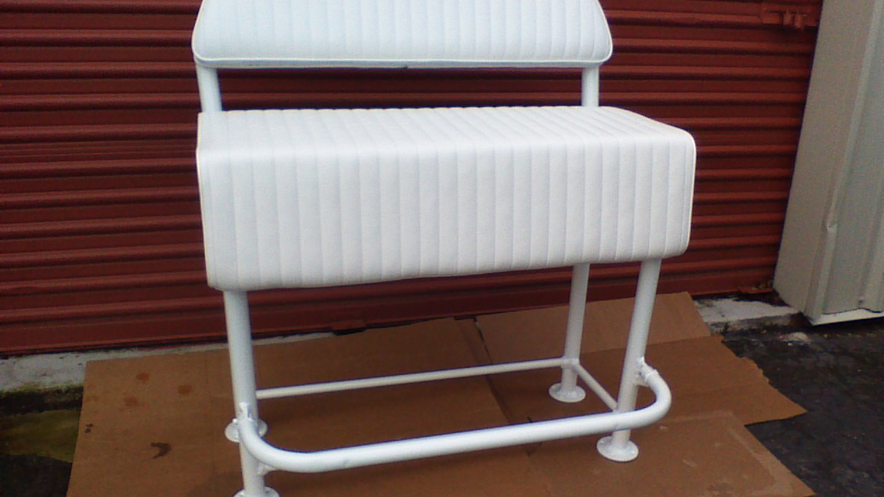 Leaning Post with foldable footrest, cushions bottom and backrest