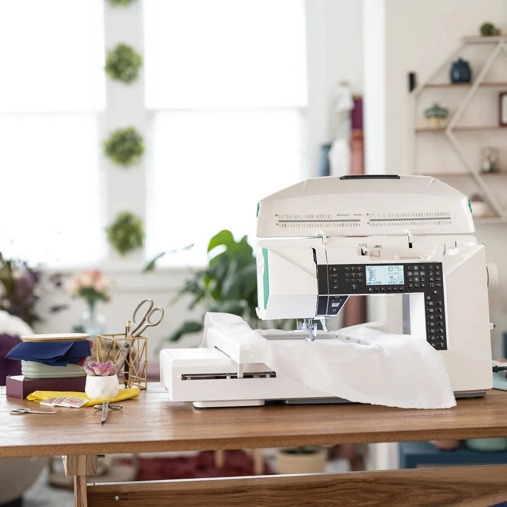 HUSQVARNA VIKING DESIGNER JADE 35 Sewing and Embroidery Machine