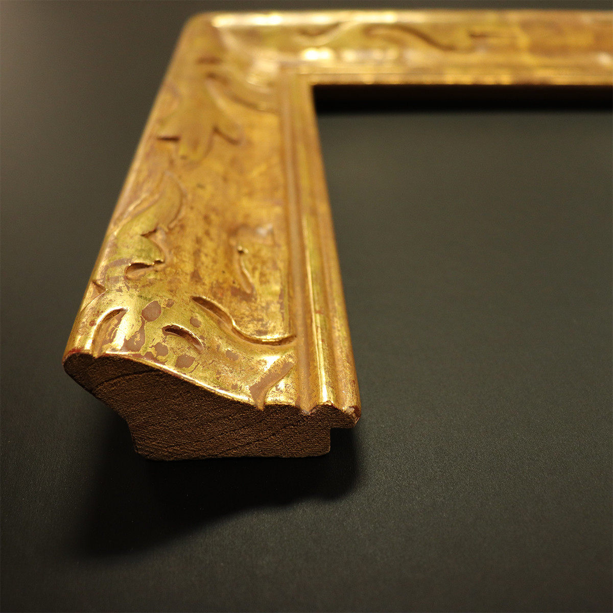 Hand-carved Solid Wood ﻿Closed Corner Picture Frame Water Gilded