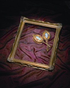 FM 253 - Gold Metal Leaf F-Lt Tone, 2 3/8" Width X 1 3/8" Hight
Image shows a 16"  x  20" ( art size ) frame
