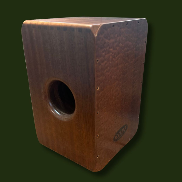 The front faceplate features Quilted Sapele over a solid Ceiba core with an Okoume inner layer. This combination produces a balanced voice — deep, musical bass with clear snare articulation — finished in a smooth satin sheen.