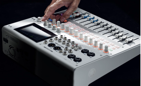 Yamaha MGX12V B- 18-Channel Digital Mixing Console, Black